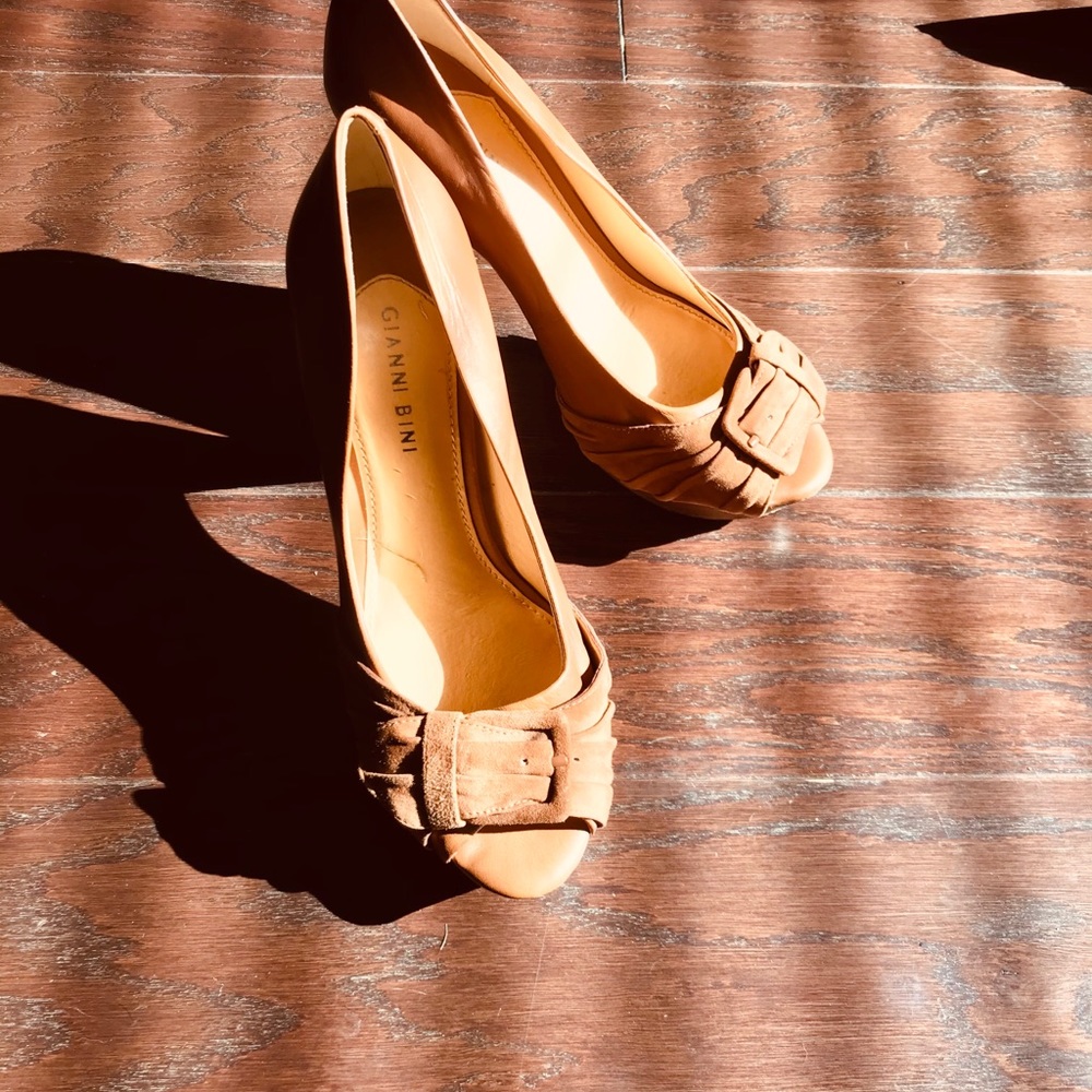Gianni Bini platform Suede & Leather Peeptoe 👀